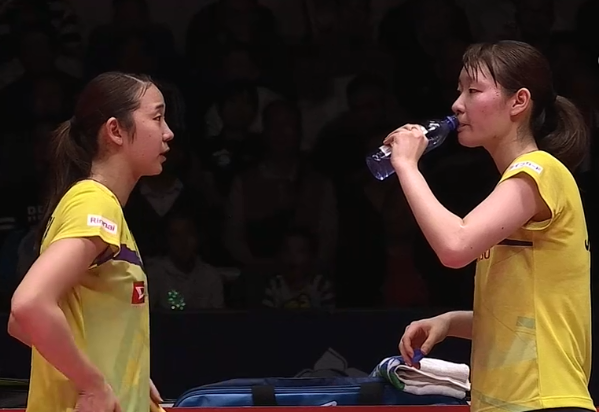 日本队碾压中国队，黄鸭组合统治全场